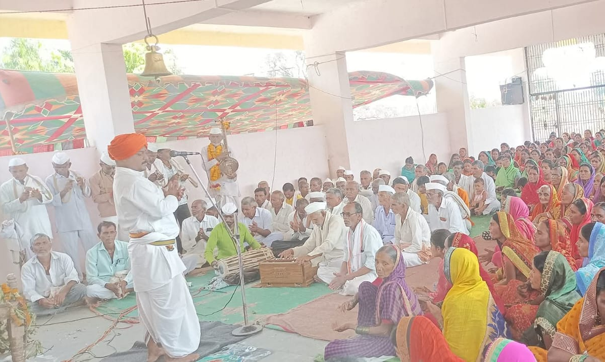 Guruji Mangesh Devdas Hivarekar conducting Bhagwat Katha